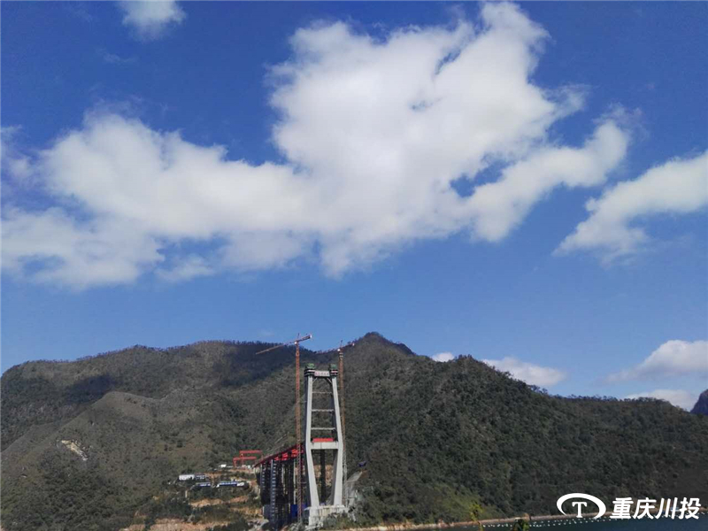 藍(lán)天白云下的紅水河與塔機(jī)